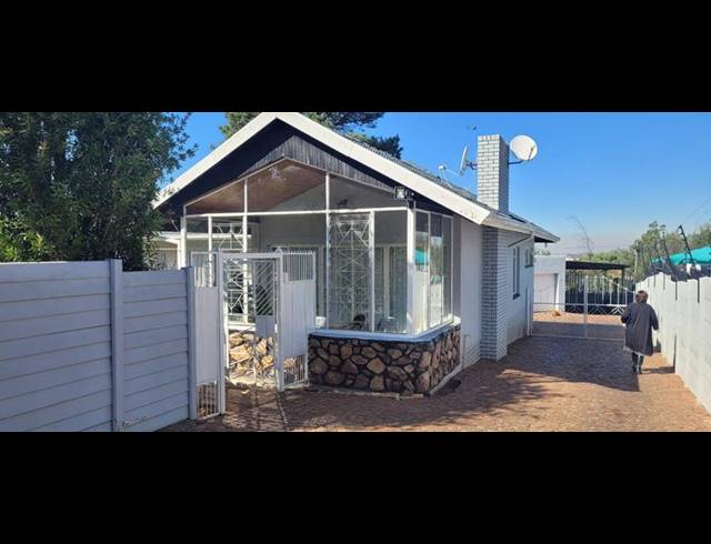 3 BEDROOM HOUSE FOR SALE IN SOUTH CREST